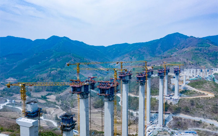 比肩青山接桂黔 | 徐工群塔助建雅长特大桥