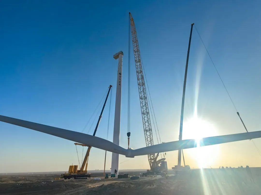 “零偏差”！西北戈壁现风电“超级大片”，徐工XLC18000M领衔多机协同吊装