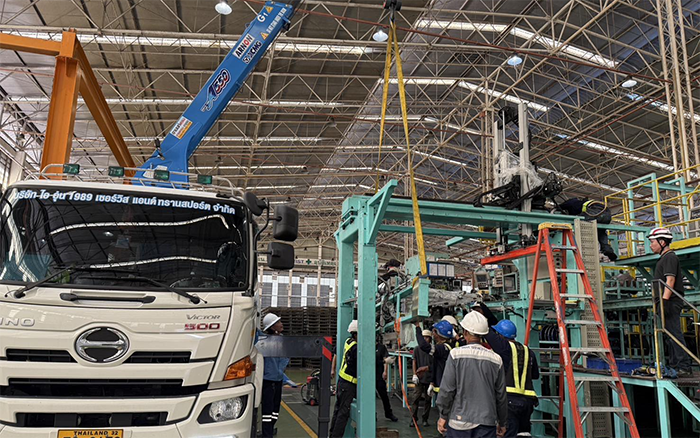 随车吊界 “卷王” 现身东南亚厂房，一机顶十台