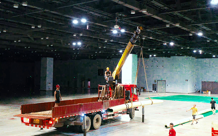 高效稳护航，徐工随车起重机赋能广西会展中心体育场馆塑胶铺设