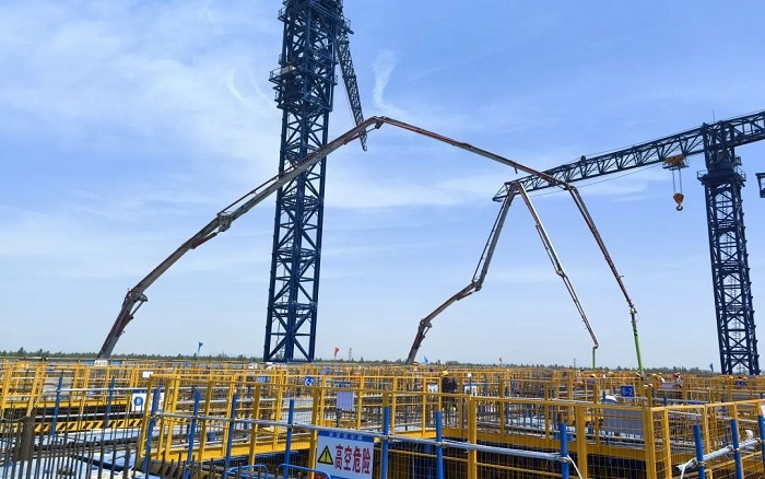 72米巨臂显神威！徐工“钢铁侠”集结汉南长江大桥