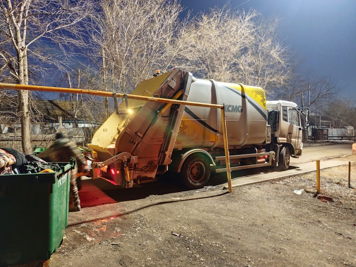 徐工后装压缩式垃圾车助力阿斯塔纳：高效环保，助力城市清洁