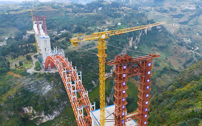 桥接黔西北 双塔连山涧 徐工塔机奋战白水河特大桥