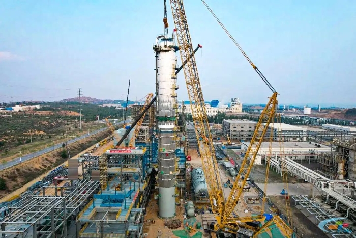 二十载老将再建功！徐工QUY450协助XGC12000轻松搞定百吨精馏塔