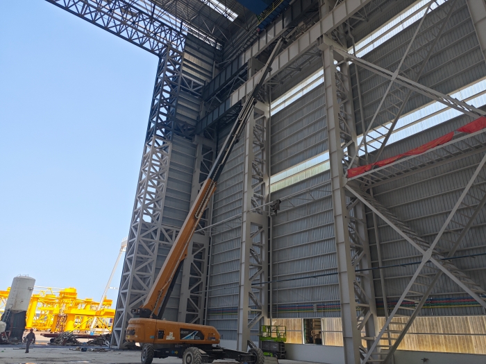 52米“巨臂”显神通！徐工纯电动高空作业平台高效攻坚蓝水海洋车间扩建