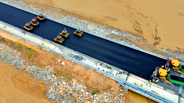 徐工智慧施工助力连云港赣榆疏港道路建设提质增效