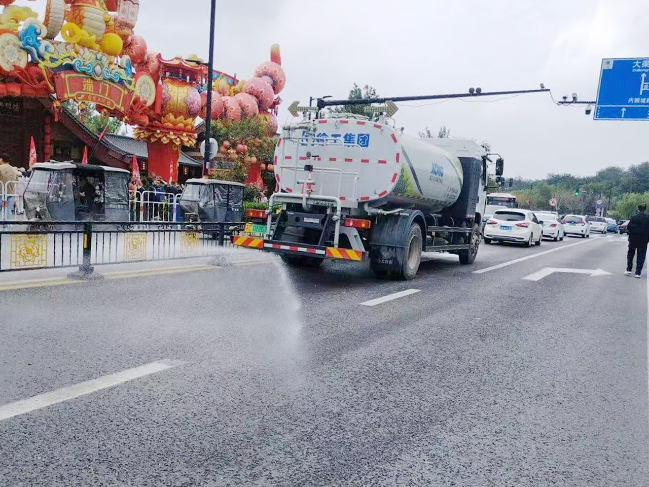 徐工洒水车在开封：多模式作业守护城市洁净与清新