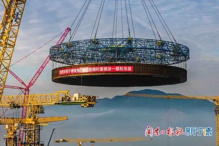 巨型“锅盖”升空！徐工2000吨级巨擘擎起核电新高度