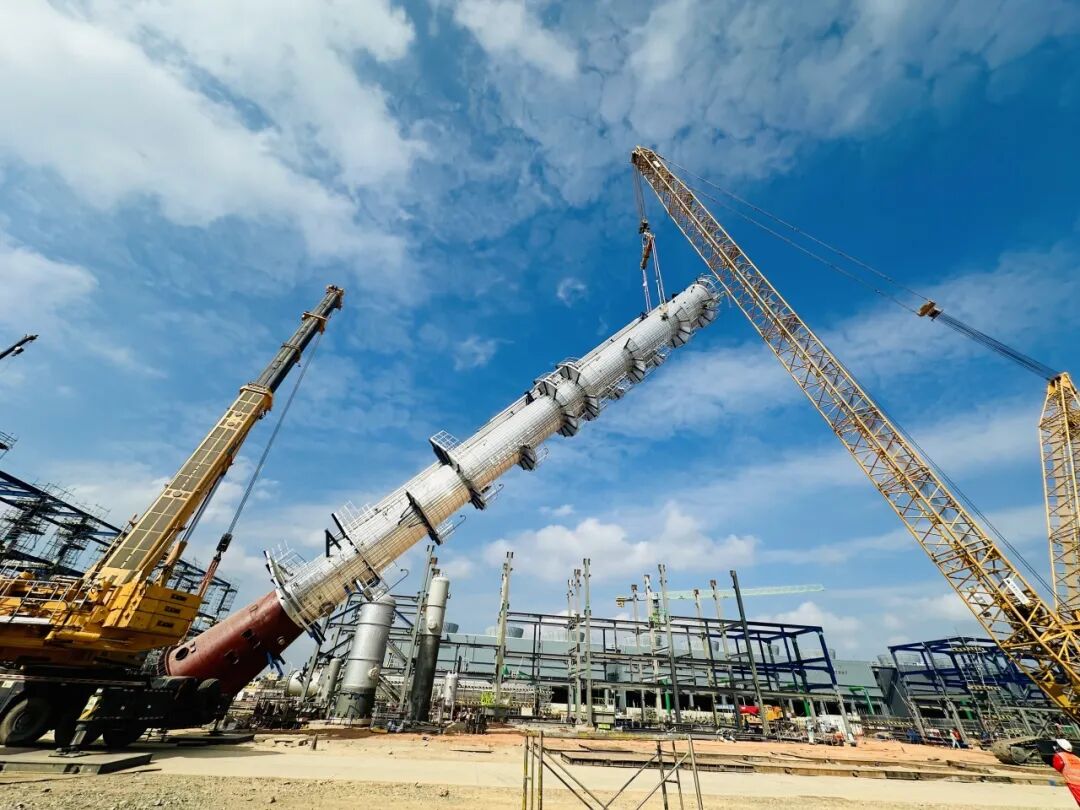 力擎苍穹！徐工XGC400助建石化重器，核心高塔精准就位！