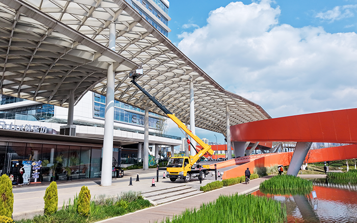 高空“精修”！徐工M系列高空作业车为西南擦亮城市封面