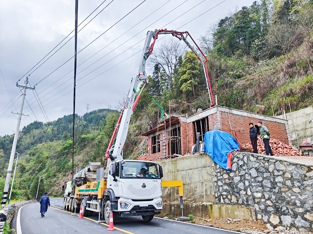 雨后转晴抢工期！徐工HB33V助力新化民房高效浇筑